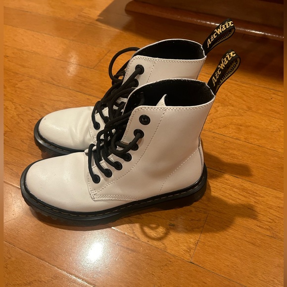 Dr. Martens Luana White Leather Lace Up Boots Size 6 Never Been Worn - Picture 10 of 10